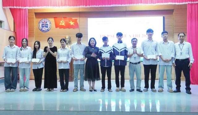 Quỹ khuyến học huyện Đức Thọ “tiếp sức mùa thi” cho học sinh nghèo