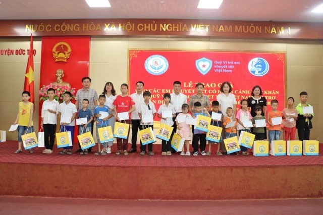 50 suất quà được trao cho trẻ em khuyết tật hoàn cảnh khó khăn, nhân tháng hành động vì trẻ em.